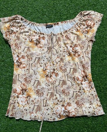 Lidschatten-Blumenmuster-Top mit Puffärmeln