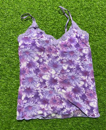 Lila Spitzen-Cami-Top mit Blumenmuster