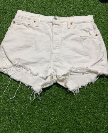Levi's weiße Denim-Cut-Off-Shorts