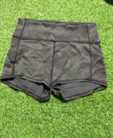 Lululemon Camo-Shorts