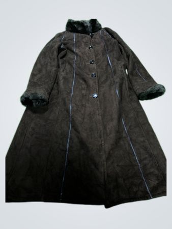 Brauner fellgefütterter Mantel