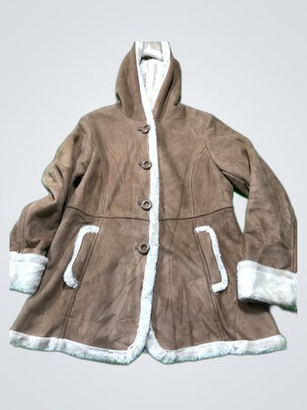 Detalles Abrigo de Ante con Capucha
