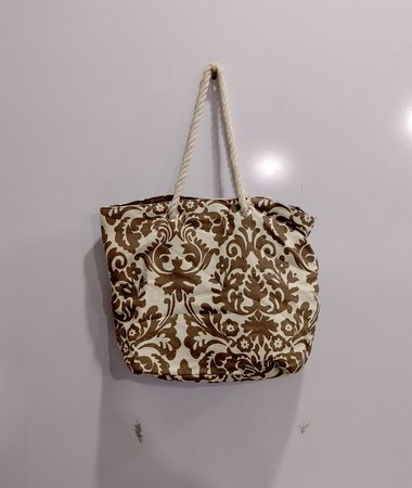 Tote bag with damask pattern and rope handles