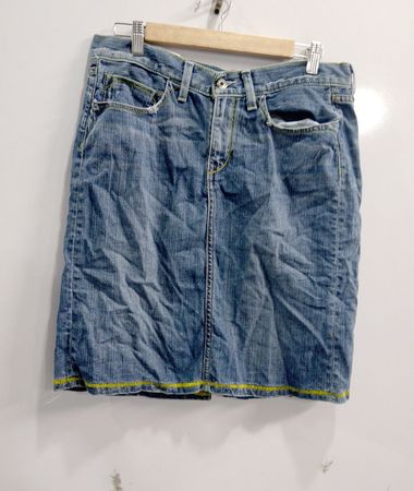Jeansrock mit gelben Nähten