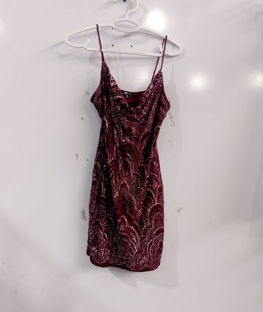 Burgunderfarbenes Pailletten-Nachtkleid