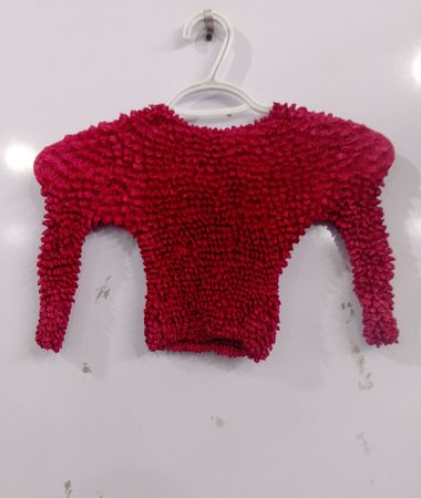 Rotes strukturiertes Langarmoberteil