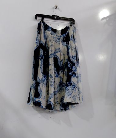 Weißer und blauer gemusterter Rock