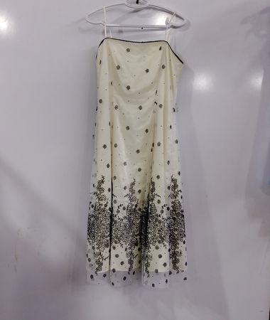 Cremefarbenes Kleid mit schwarzem Blumenmuster