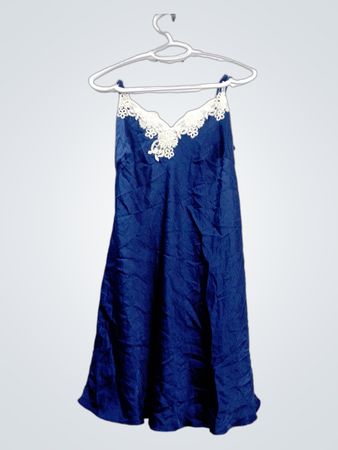 Blaues Slip-Kleid mit Spitzenbesatz
