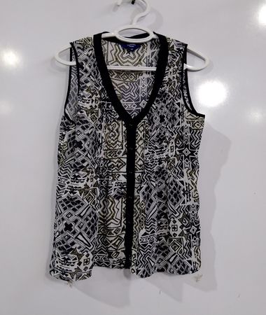 Reitmans Petites ärmellose Bluse mit V-Ausschnitt