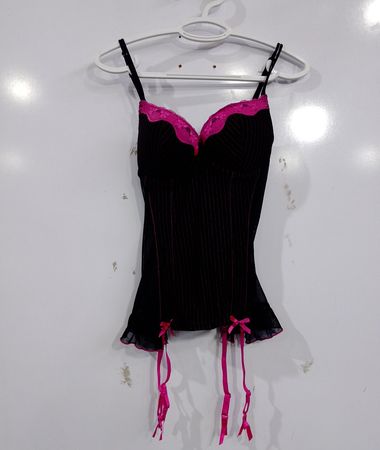 Schwarzer Korsett mit pinker Einfassung und Strapsgürtel