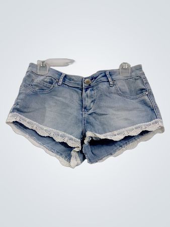 Fast berüchtigte Jeansshorts mit Spitzenbesatz