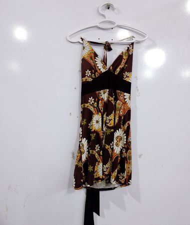 Braunes Neckholderkleid mit Blumenmuster