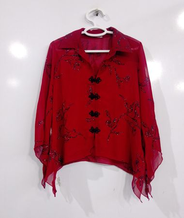 Rote Bluse mit schwarzem Blumenmuster
