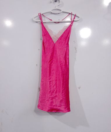 Rosa Satin-Negligékleid mit Spitzenbesatz