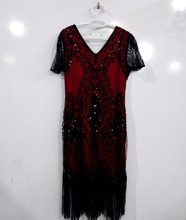 Rotes und schwarzes Pailletten-Flapperkleid mit Fransen