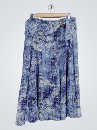 Blauer gemusterter Maxirock mit Schnallendetail