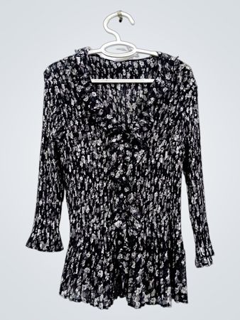 Faltenbesetzte Bluse mit langen Ärmeln und Blumenmuster
