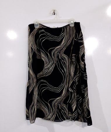 Schwarzer Rock mit abstraktem Print