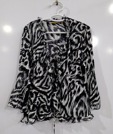 Notations Damen Schwarz-weiße Bluse mit Animal-Print, Rüschen, Bindeband vorne und transparentem Stoff