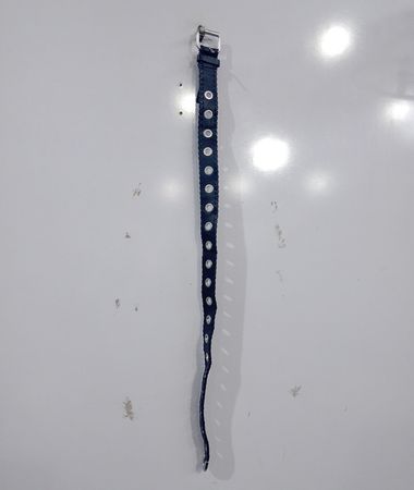Schwarzes Uhrenarmband mit silberner Schließe und Ösen