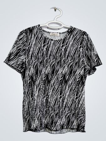 Traditionelles schwarz-weiß gestreiftes T-Shirt