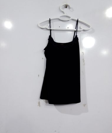 Das limitierte schwarze Camisole mit Spitzensaum