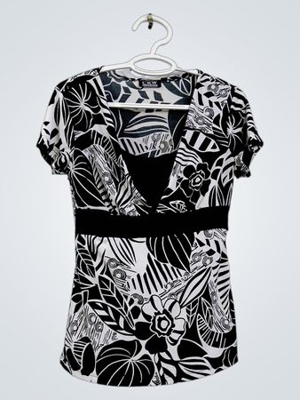 CKW Crew Knit Wear Schwarzes und weißes Oberteil mit Blumenmuster und V-Ausschnitt