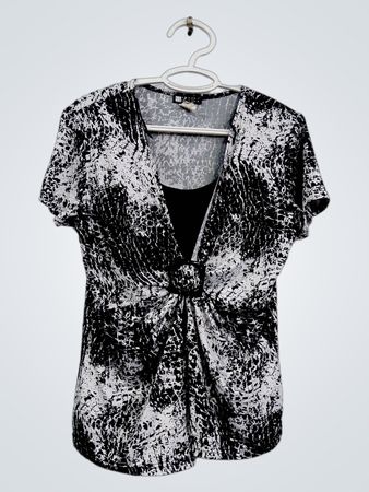 Carole Little Schwarzes und weißes Top mit abstraktem Druck und Ringdetail
