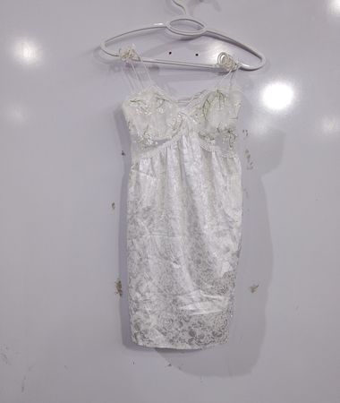 Weißes Slipkleid mit Blumenstickerei