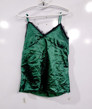 Grünes Satin-Camisole mit schwarzer Spitzenverzierung
