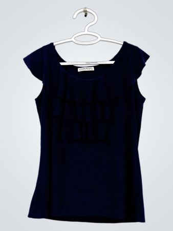 Claudia Richard marineblaues, ärmelloses Oberteil mit Rüschen