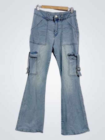 Hellblau gewaschene Flare-Cargo-Jeans