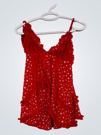 Rotes Tupfen-Babydoll mit Rüschen