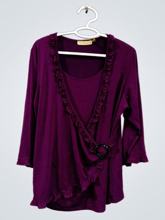Lila Rüschen-Longsleeve mit Schnallendetail