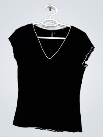 Schwarzes V‑Ausschnitt-T-Shirt mit weißer Einfassung