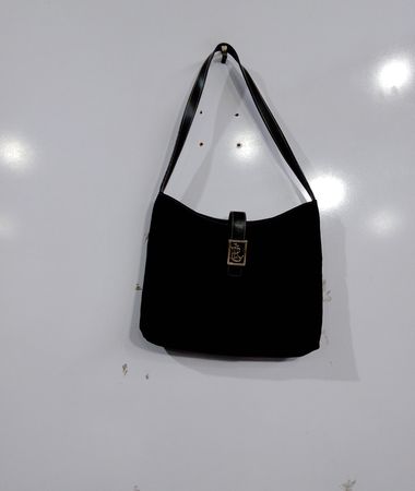 Schwarze Schultertasche