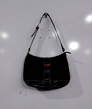 Schwarze Schultertasche