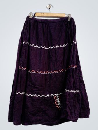 725 ORIGINALS Lila gestufter bestickter Maxirock
