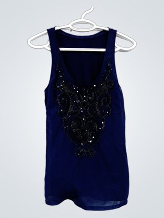 Blaues Tanktop mit verzierter Halslinie