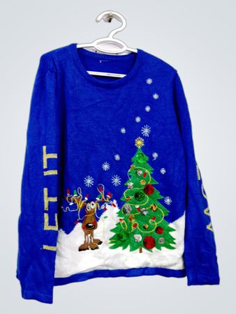 Blauer Weihnachtspullover mit Rentier- und Weihnachtsbaumgrafik