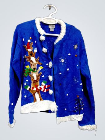 Blauer Weihnachts-Pullover mit Rentier und Tannenbaum