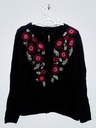 Schwarzer Pullover mit Blumenstickerei