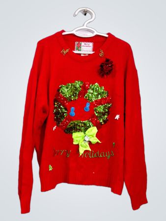 Roter Weihnachtspullover mit Kranz und „Merry Holidays“-Schriftzug