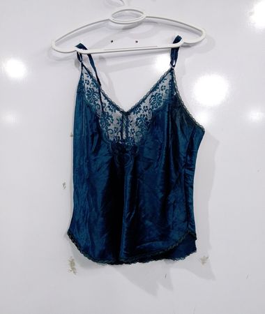 Dunkeltealfarbene Satin-Camisole mit Spitzenbesatz