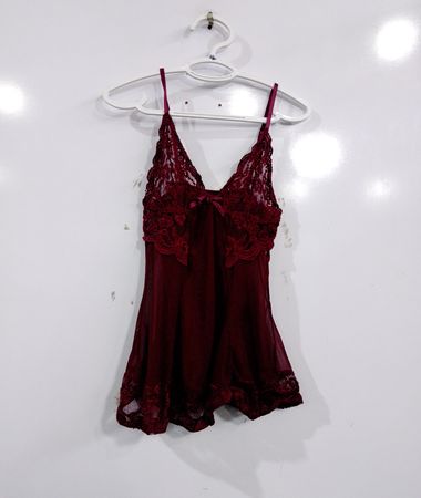 Rotes Spitzen-Chemise