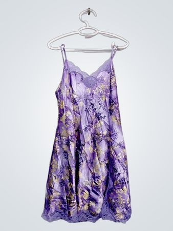 Zartes Violettes Slipkleid mit floraler Spitze, Spitzenbesatz