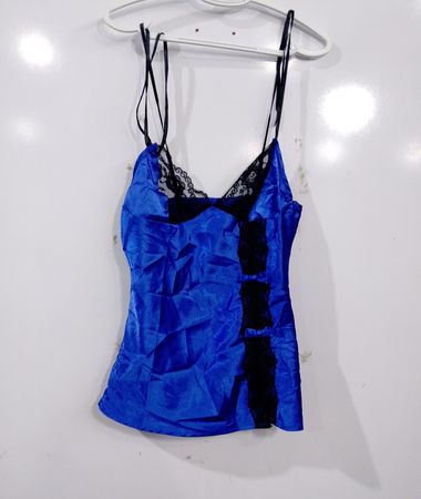 Blaue Satin-Camisole mit schwarzer Spitzenverzierung