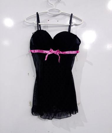 Schwarzes Babydoll-Nachtwäsche mit pinker Schleife