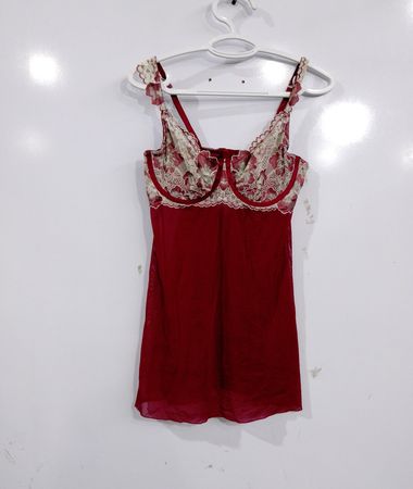Auden rote Spitzenborte Chemise